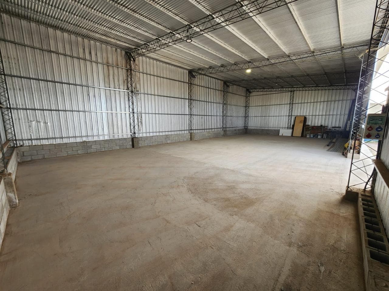 Alquila galpon más oficina en Parque Industrial de Centenario - 1