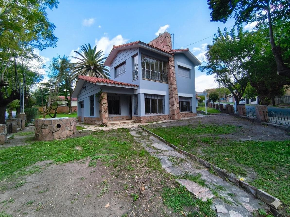 Casa con hermosa vista, excelente ubicación - 1