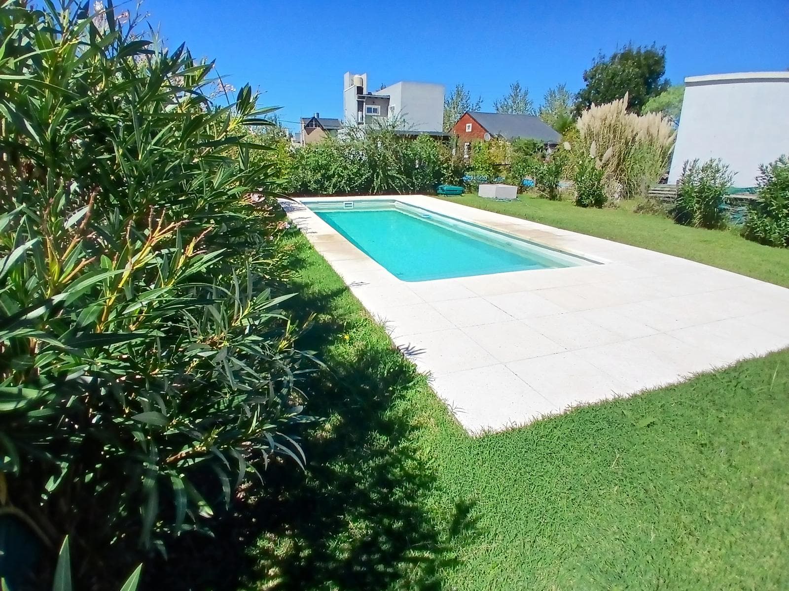 Imperdible casa moderna con parque y pileta en Domselaar Chico VENTA - 1