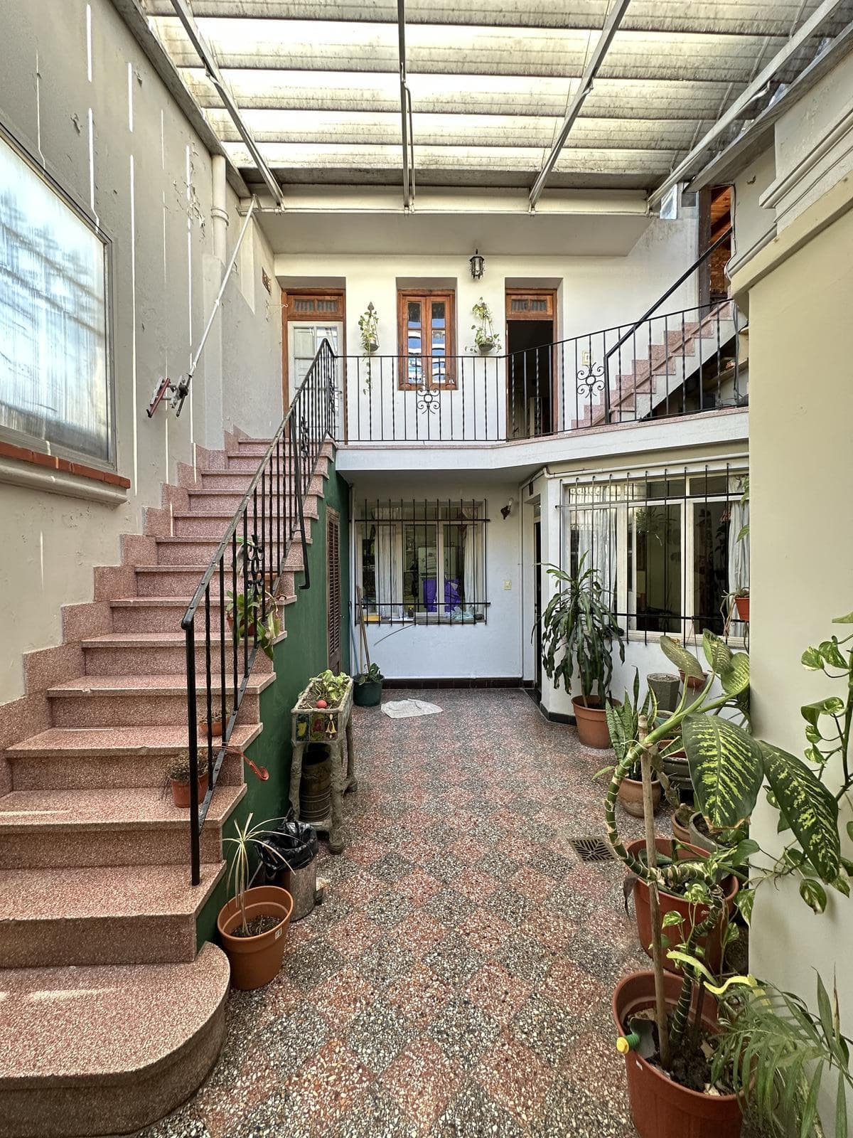 VENTA CASA CUATRO DORMITORIOS CON COCHERAS, QUINCHO Y TERRAZA EN BARRIO LA SEXTA - 1
