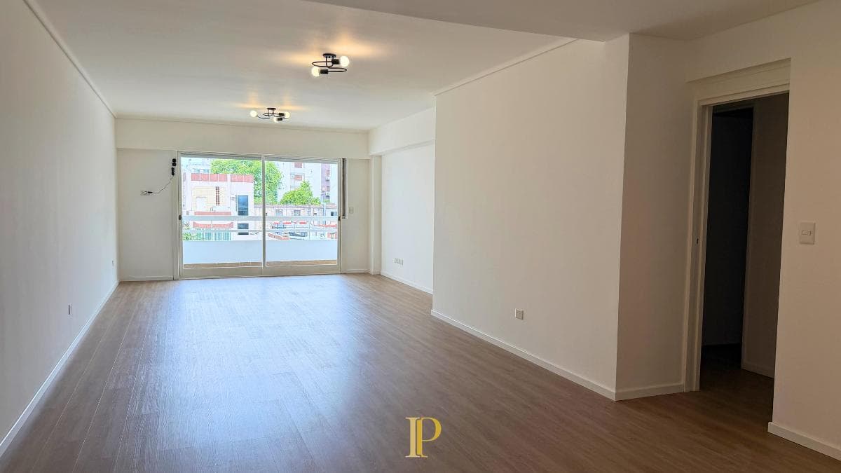 Departamento de 4 ambientes reciclado a nuevo en flores con dos cocheras y luz natural - 1