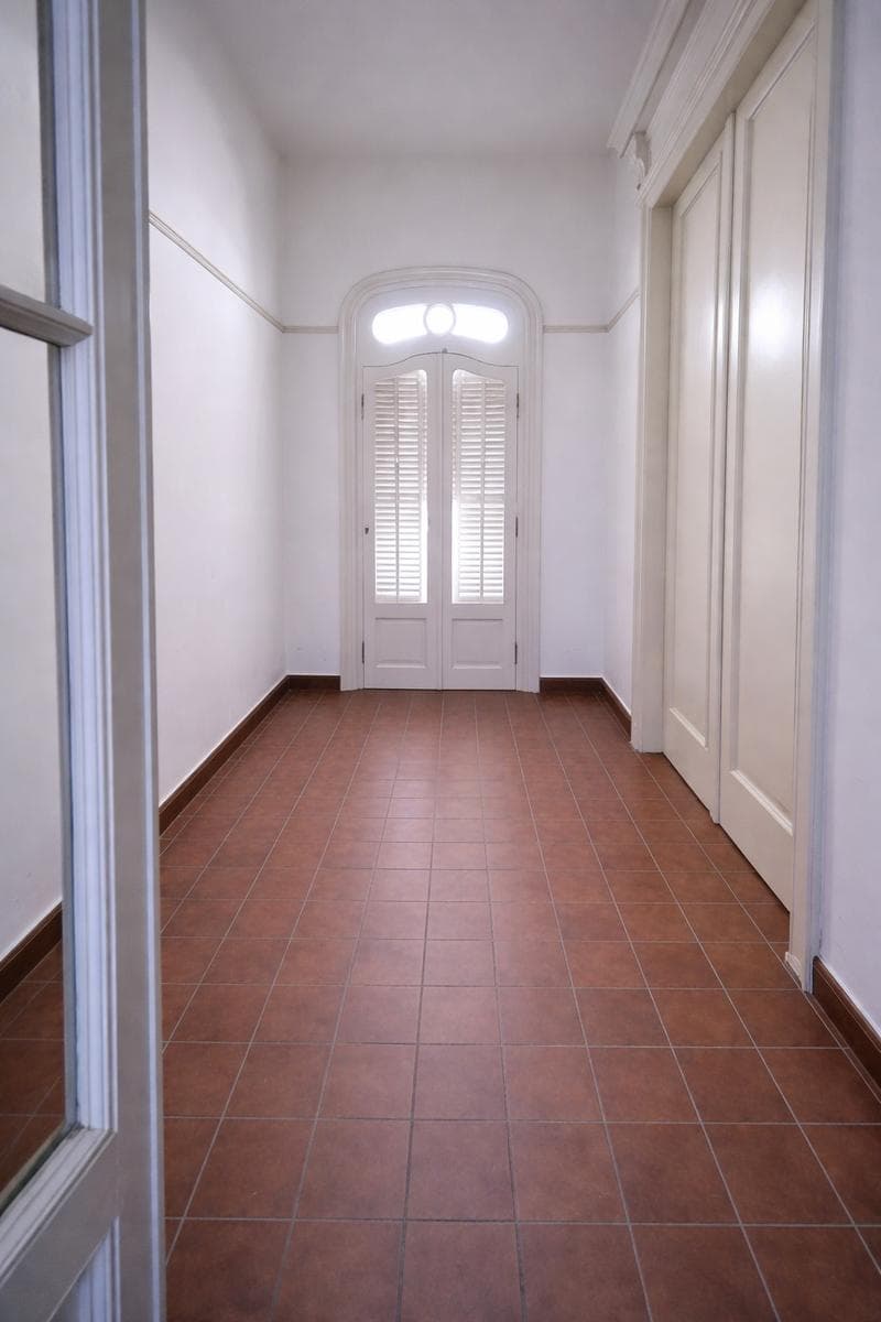 Oficina en alquiler en primer piso. Entre Rios e/ Chile e Independencia. - 1