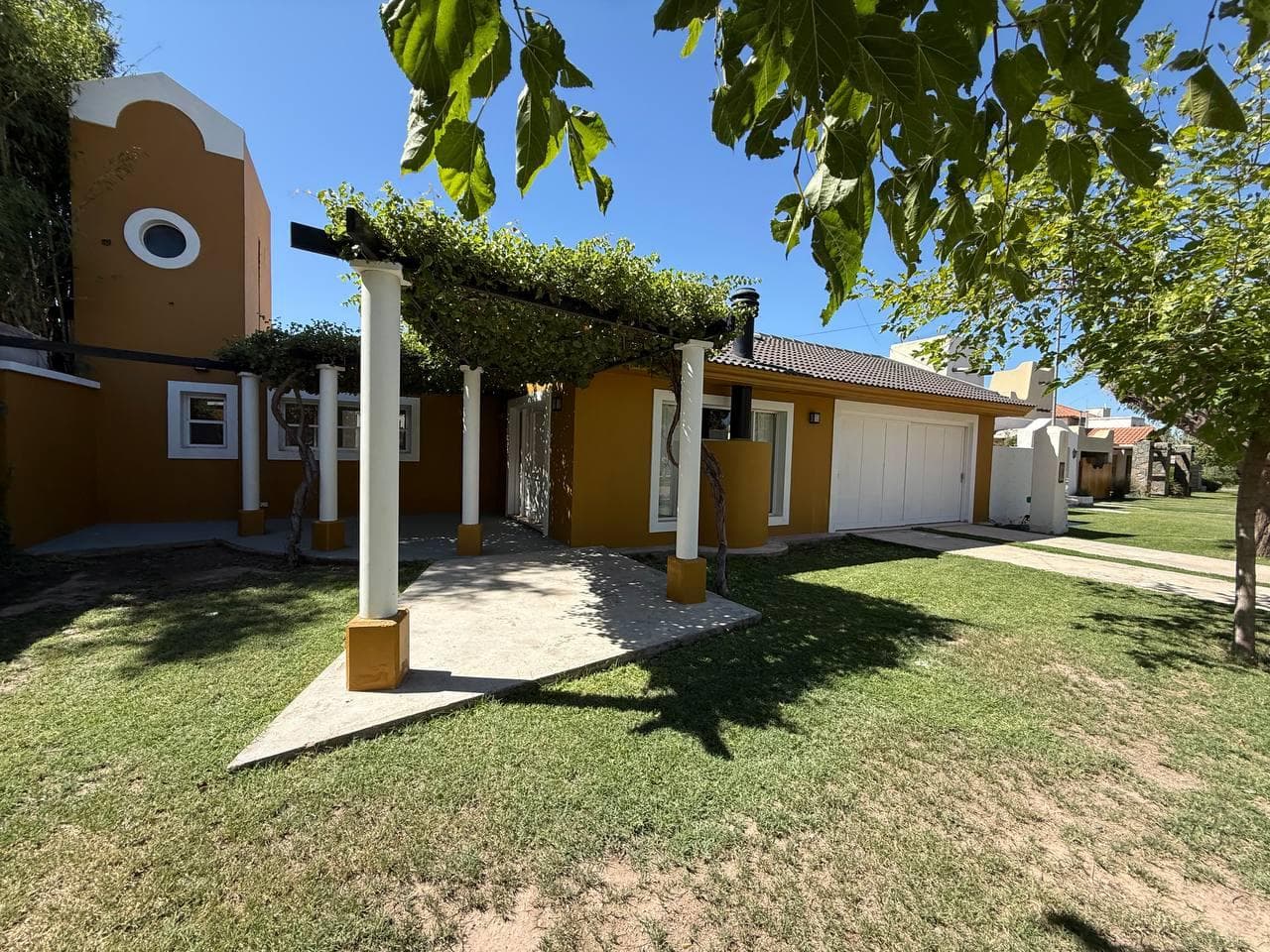 Casa en Venta Barrio Semiprivado/ 3 dormitorios/ 3 baños/ piscina - 1