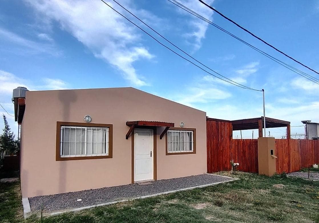 Casa Moderna y funcional con doble lote en barrio Los Tilos de Domselaar VENTA - 1