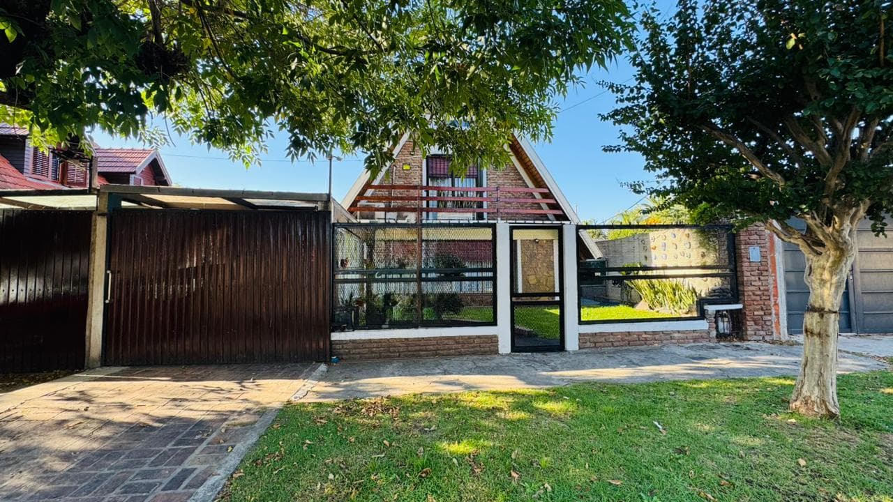 Venta de casa 3 ambientes con cochera apto crédito en Berazategui centro - 1