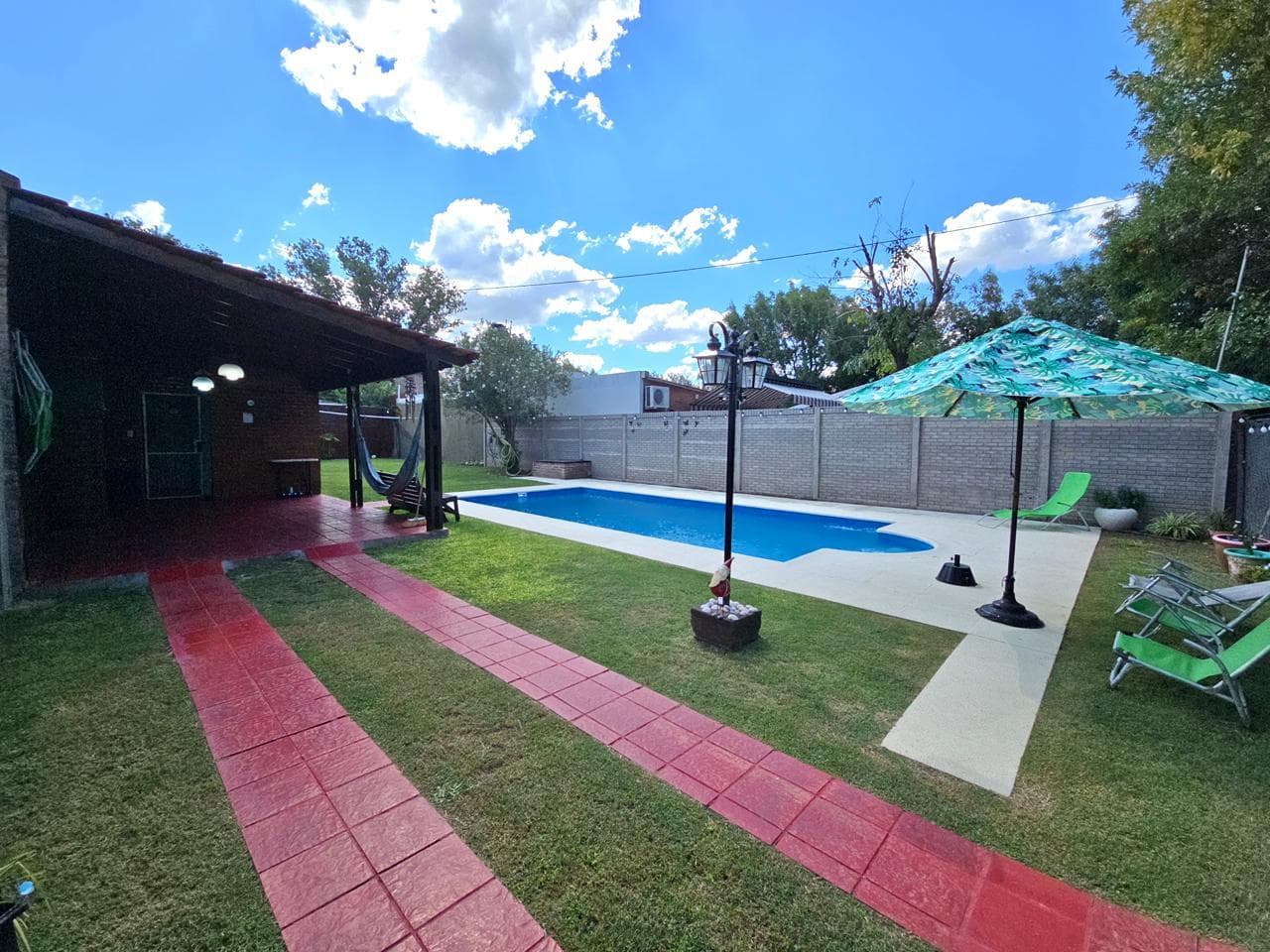 VENTA · CASA · UN DORMITORIO · PISCINA · JARDÍN · QUINCHO · ROLDÁN - 1