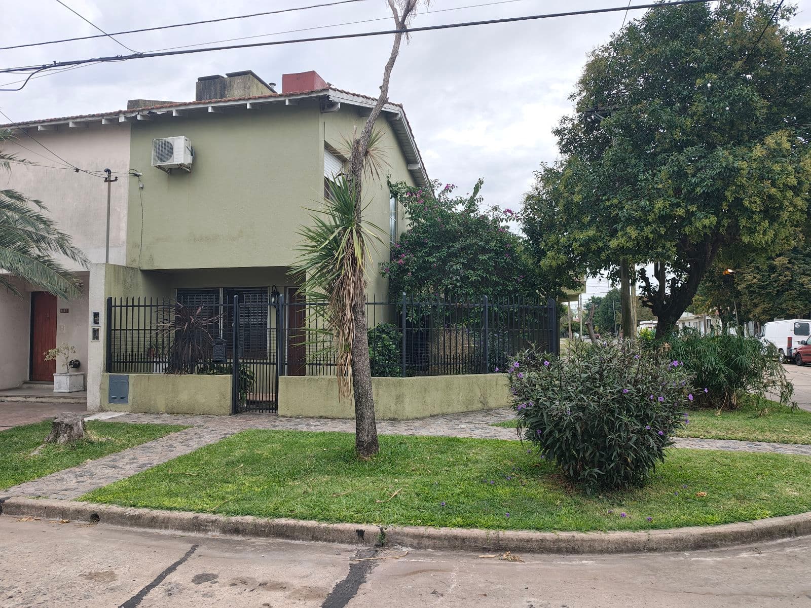 Hermosa Casa con Local comercial en Campana - 1