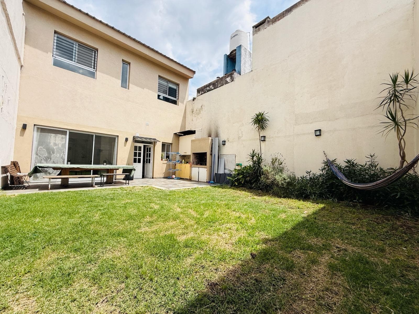 VENTA CASA RECICLADA 4 DORMITORIOS GRAN JARDIN - 1