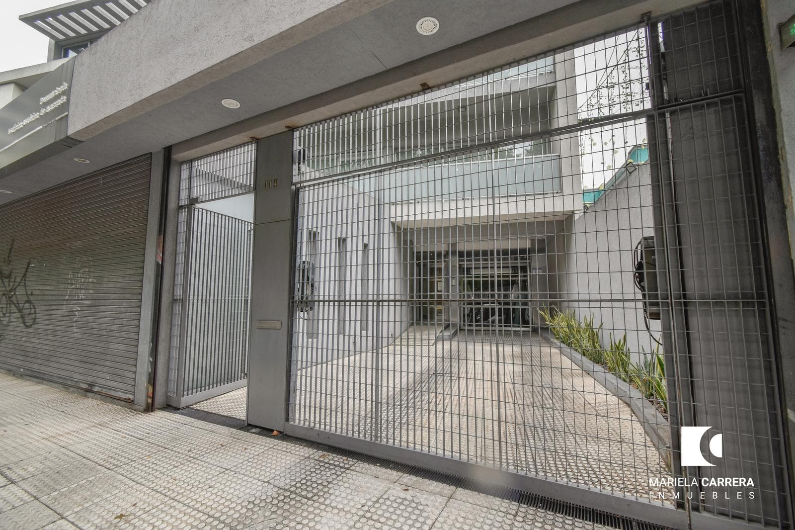 Oficina en alquiler con cochera en pleno centro de Lomitas - 1