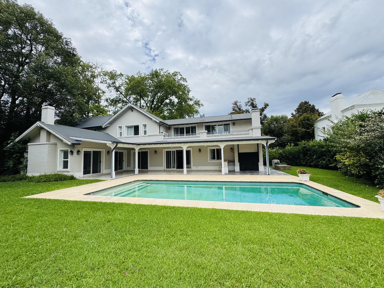 Casa en venta- 5 dormitorios -Escritorio-Pileta - Barrio San Jorge Village - 1