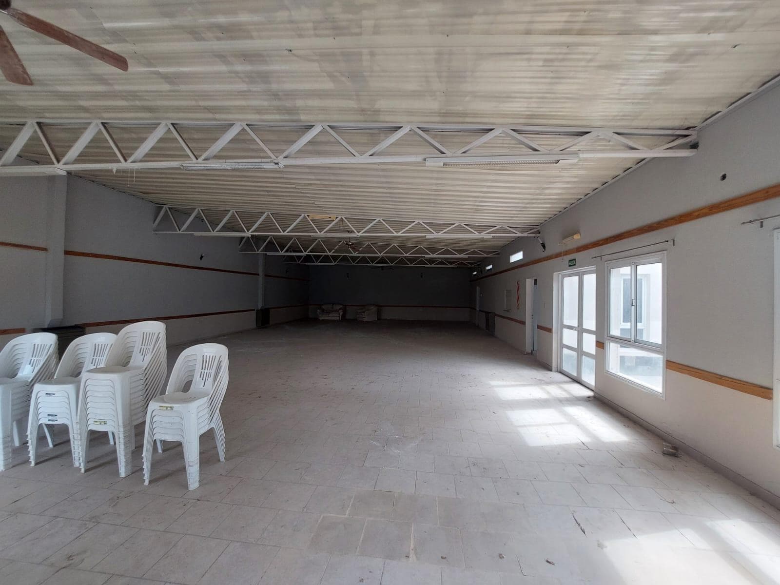 SE ALQUILA SALON - 1