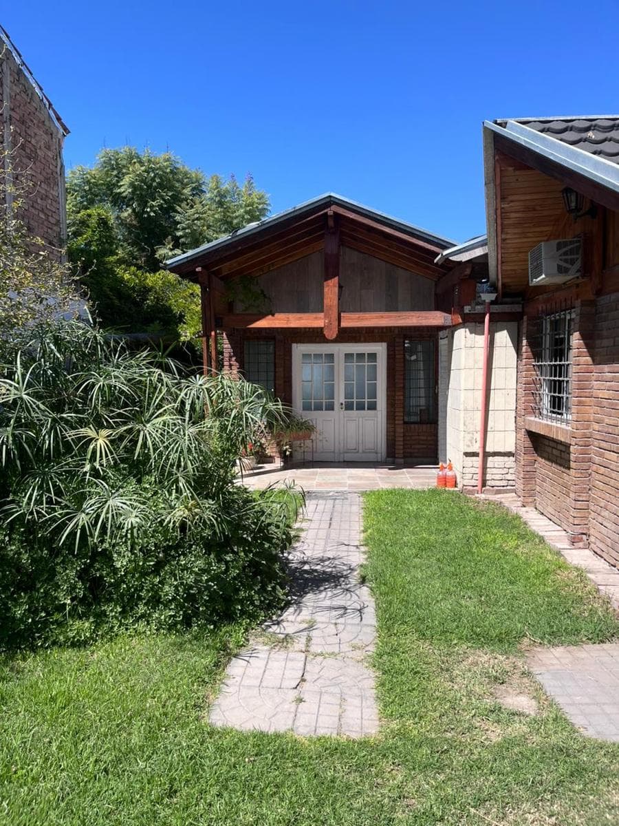 HAUSER vende linda casa en de 3 dormitorios en barrio Santa Elena! - 1