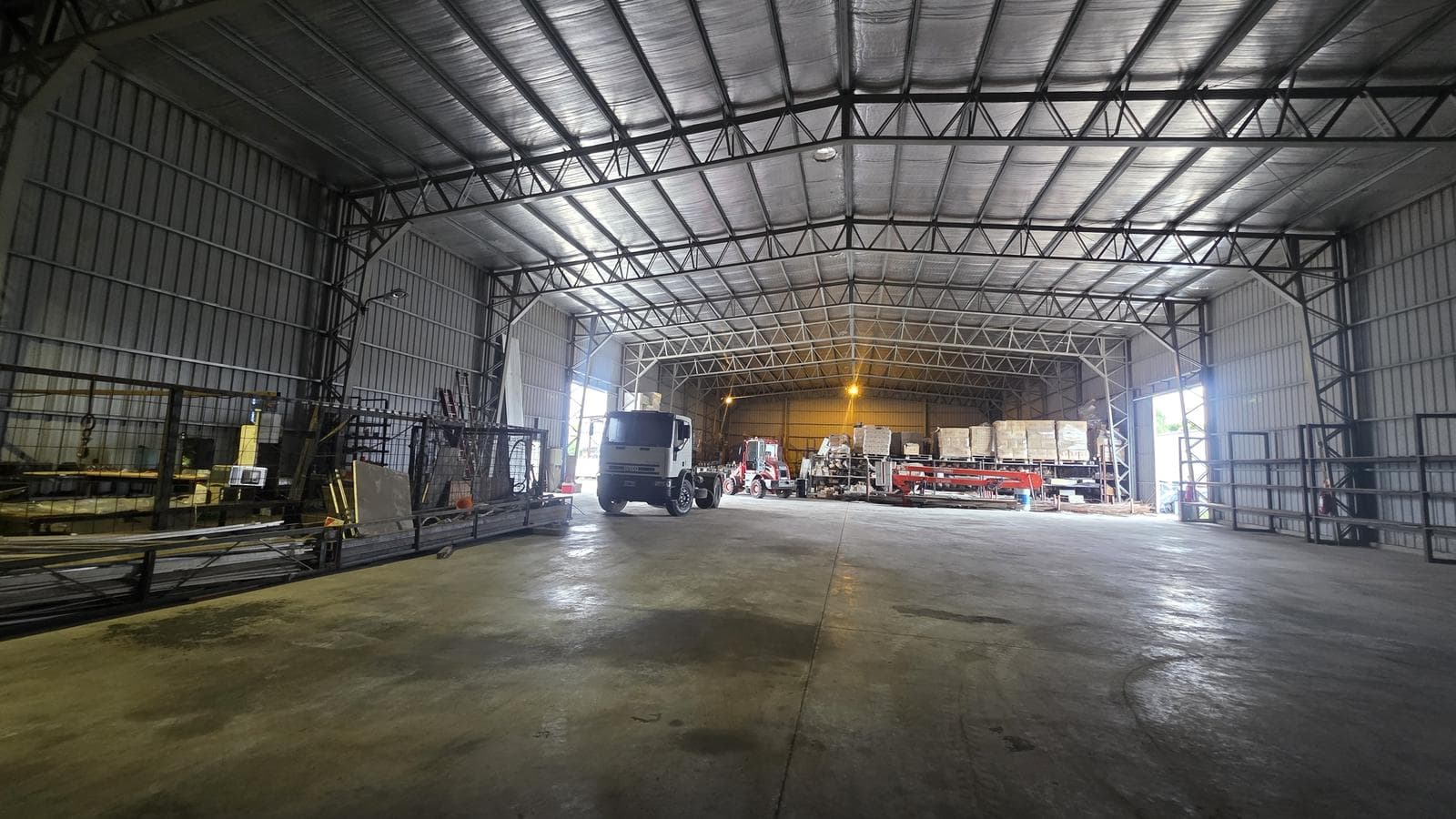 Nave industrial 1600 m2 en Alquiler en Parque Industrial Hudson - 1