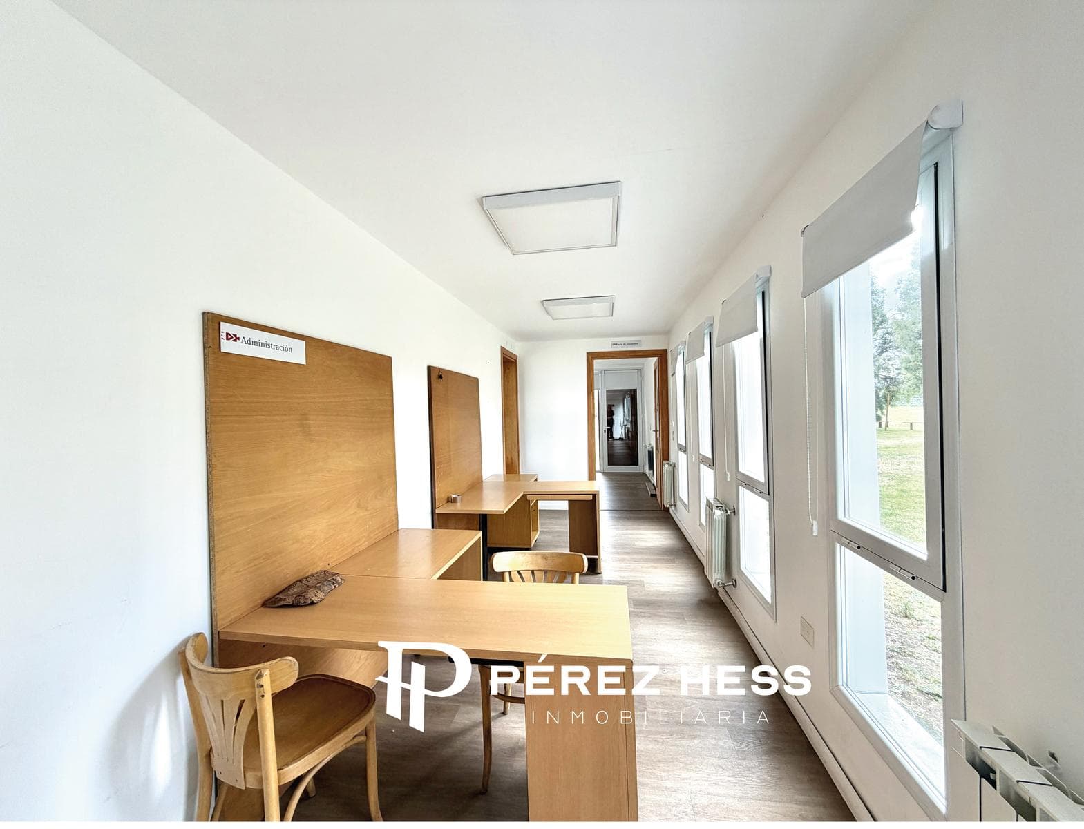 Oficina en alquiler con amplio estacionamiento - 1