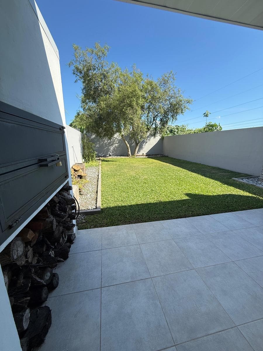 Vendemos muy buena propiedad sobre calle Los Robles zona norte - 1