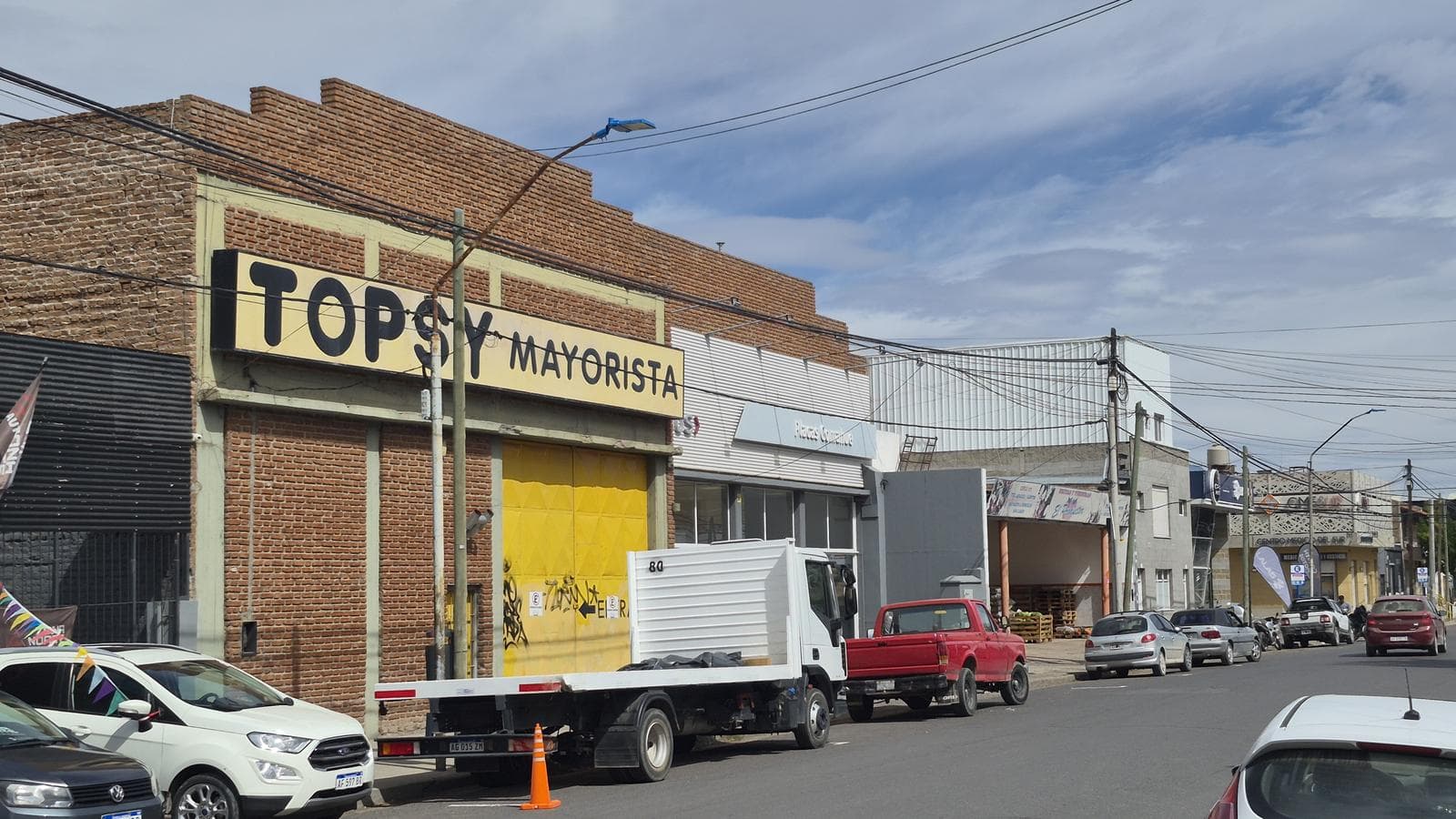 LOCAL / DEPÓSITO COMERCIAL EN VENTA. Chile al 100. A 150 mts de Av Mosconi y Av Olascoaga. Nqn. - 1