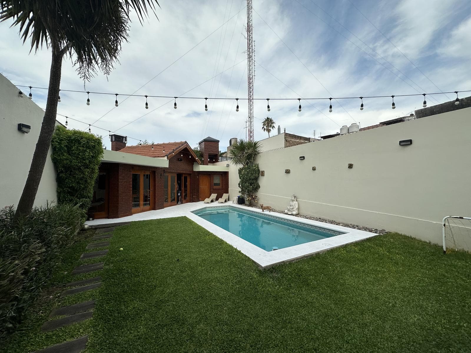 Venta casa 4 ambientes con cochera y quincho en Quilmes - 1