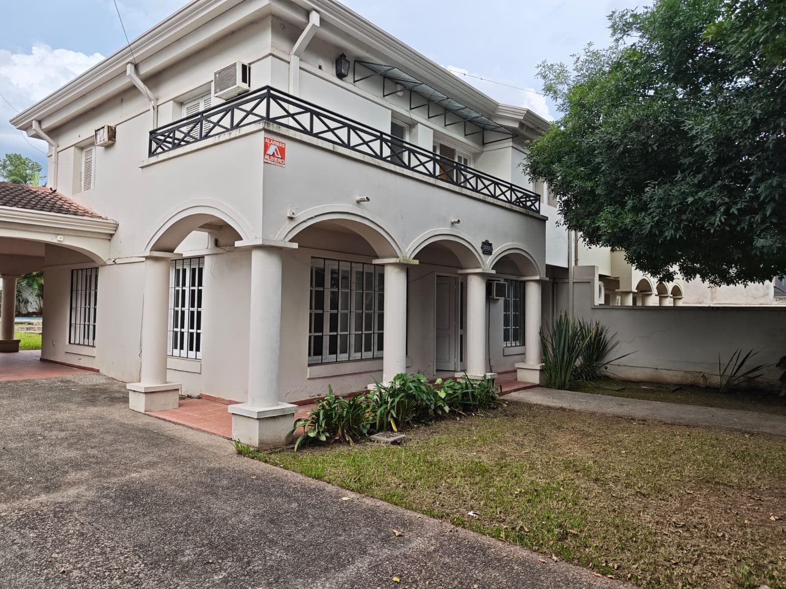 Casa con fines COMERCIALES - 1