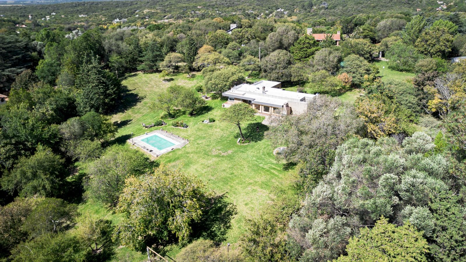 HERMOSA PROPIEDAD EN LA GRANJA - 7000 m2 PARQUIZADOS - MODERNA - 1