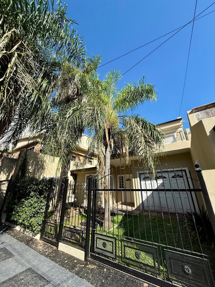 Excelente casa 3 dormitorios zona parque !!! Sobre calle Salta - 1