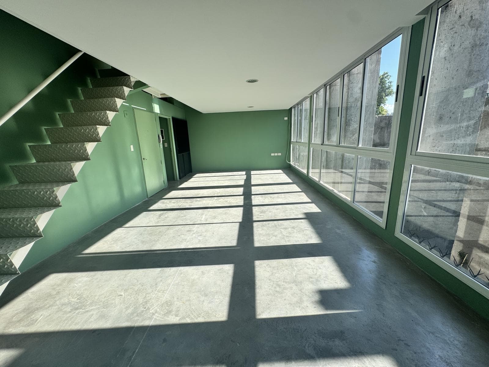 Oficina/ Estudio tipo Loft -Patio, Doble altura y gran luminosidad ideal oficina Comercial creativa. - 1