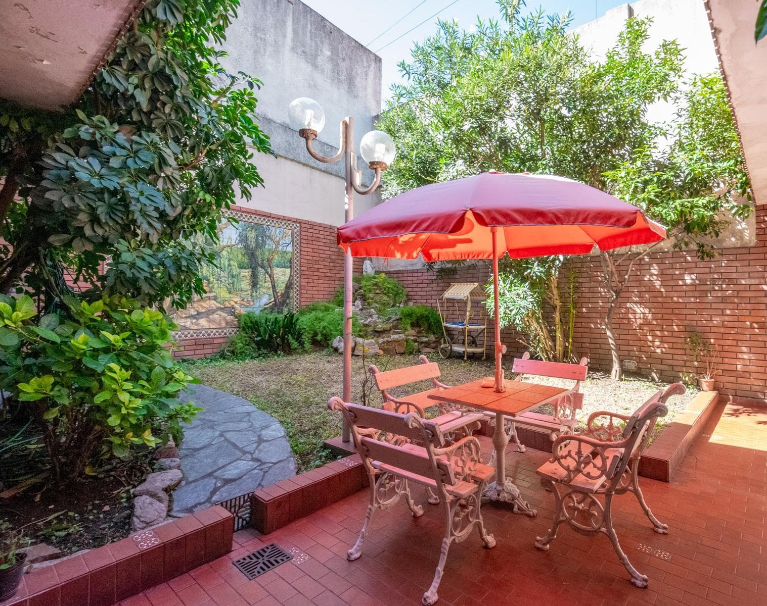 Casa 7 ambientes-5 dormitorios-Quincho-Cochera-Patio-Balcón terraza-Dependencia (Velez Sarsfield) - 1