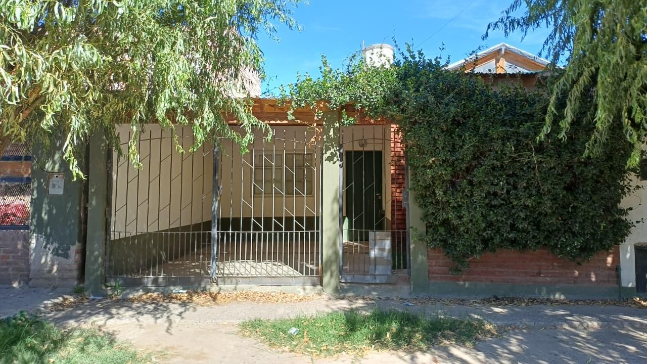 Casa en venta en Cinco Saltos - 1