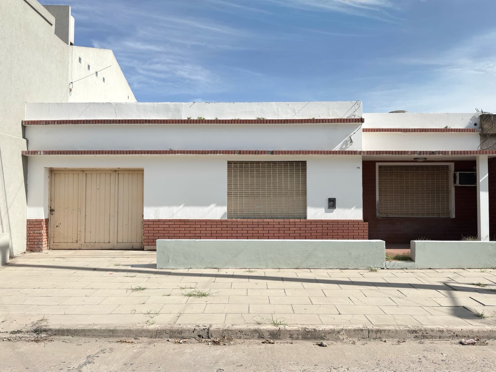 Casa de 2 dormitorios con jardín y cochera – A refaccionar – Apta crédito - 1