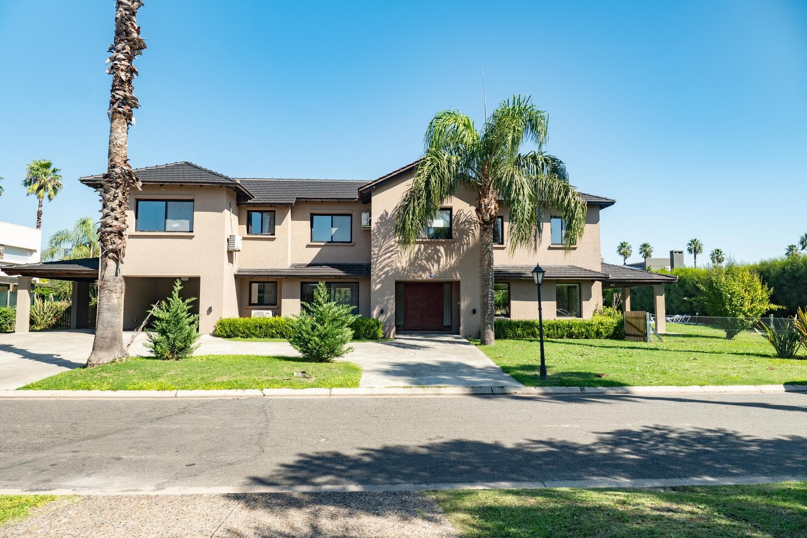 Casa 6 dormitorios, 520m2 construidos, sobre dos lotes de 800m2 (1600m2) - Funes Hills - San Marino. - 1