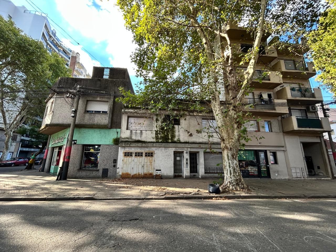 Casa para reciclar con cochera y patio - 1