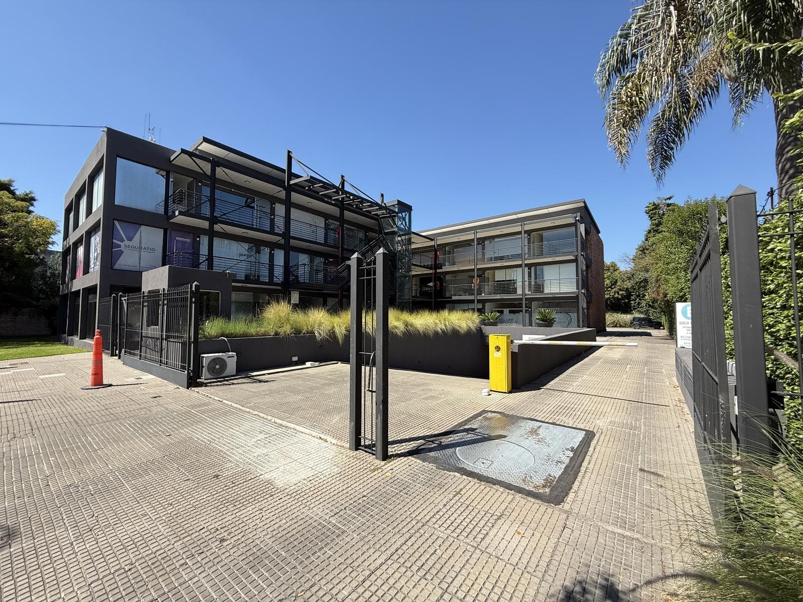 EXCELENTE OFICINA EN ALQUILER MUY BUEN COMPLEJO DE OFICINAS ./LOCALES CON COCHERA Y SEGURIDAD, - 1