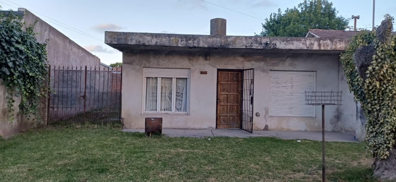 Casa de tres ambientes con patio. Estado a refaccionar. - 1