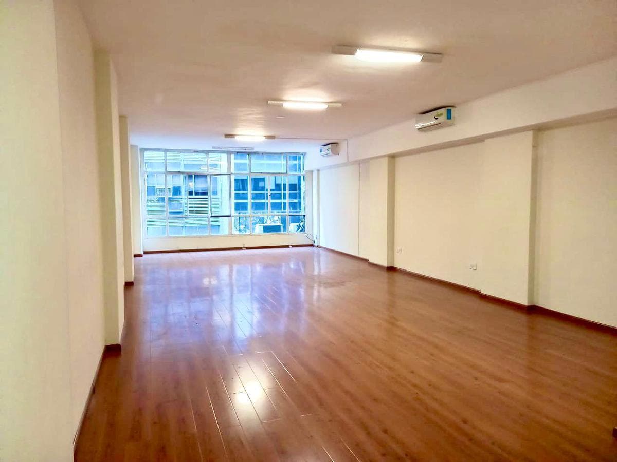 Excelente zona Microcentro Oficina piso de 63m2 cubiertos baño y cocina privados - 1