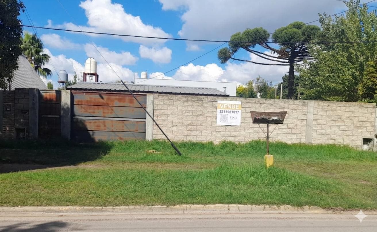 Lote con casa a refaccionar zona colegio Raíces - 1