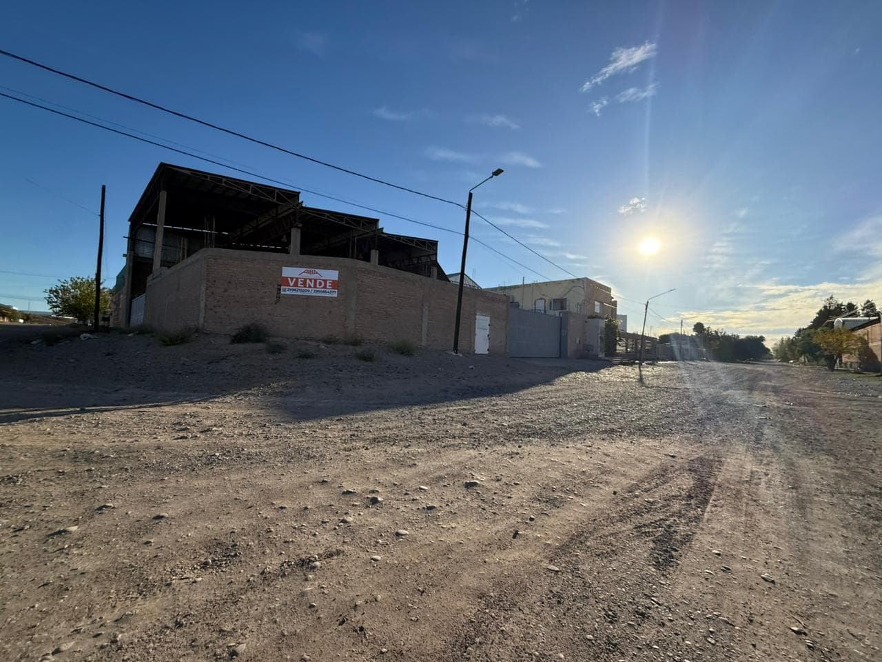 Terreno comercial sobre esquina con tinglado + oficinas - 1