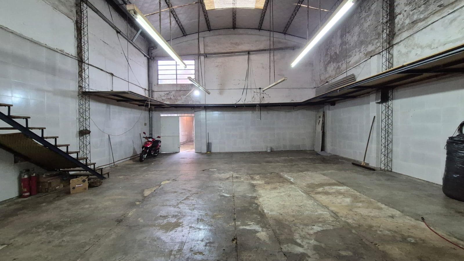 En Alquiler, Galpon 200m2 cub. PH independiente, zona industrial - V. Martelli - 1