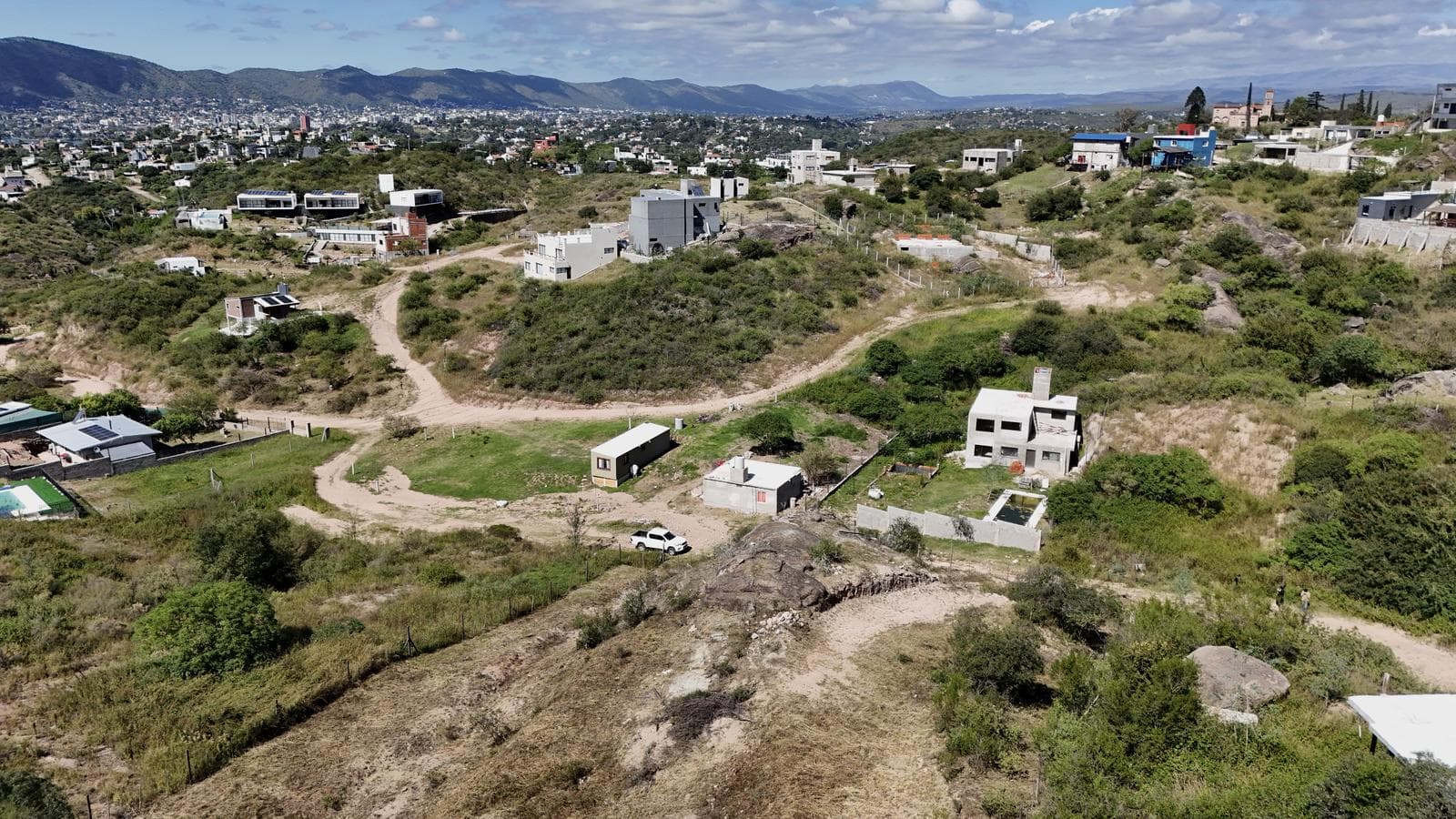 Gran terreno en venta de 2270 metros en Barrio Vistas del Lago - 1