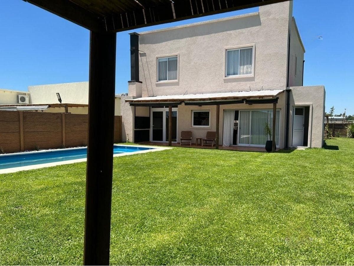 Casa en venta 5 ambientes -Pilar- con parquizado quincho y pileta - 1