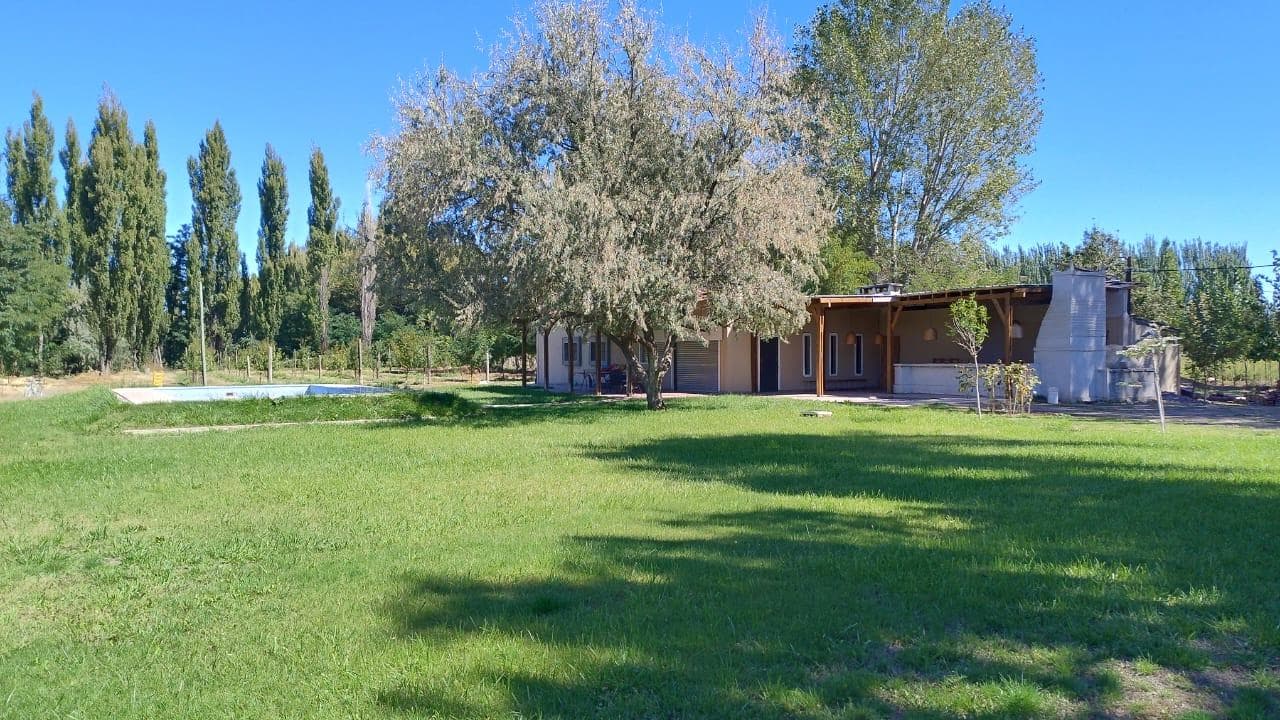 VENTA DE CASA QUINTA ZONA CHACRAS CINCO SALTOS - 1