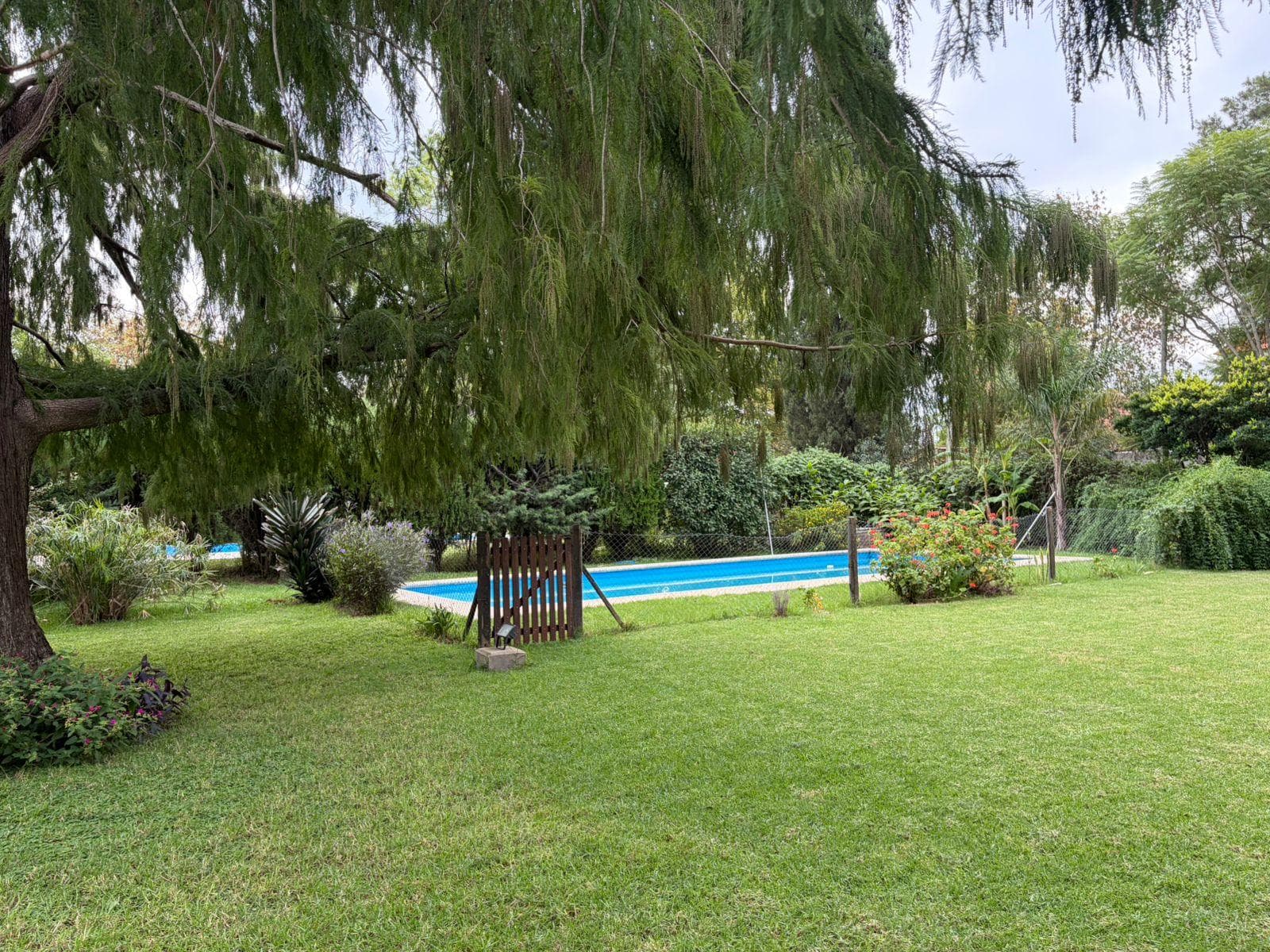 Casa de dos dormitorios Barrio Don Quijote, pileta, quincho, gran parque - 1