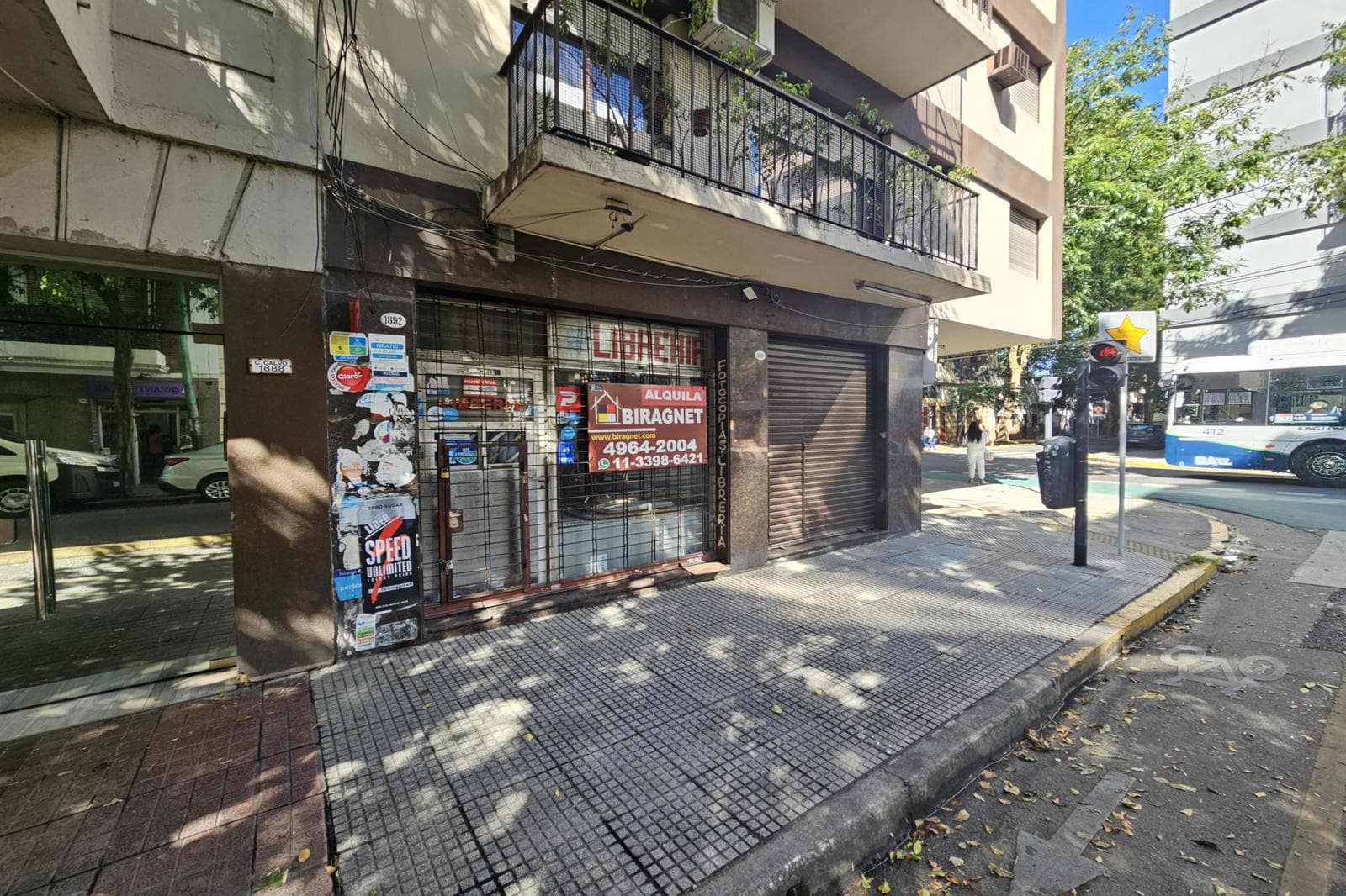 Alquiler - Local Comercial a la calle , a mts de la esquina - - 1