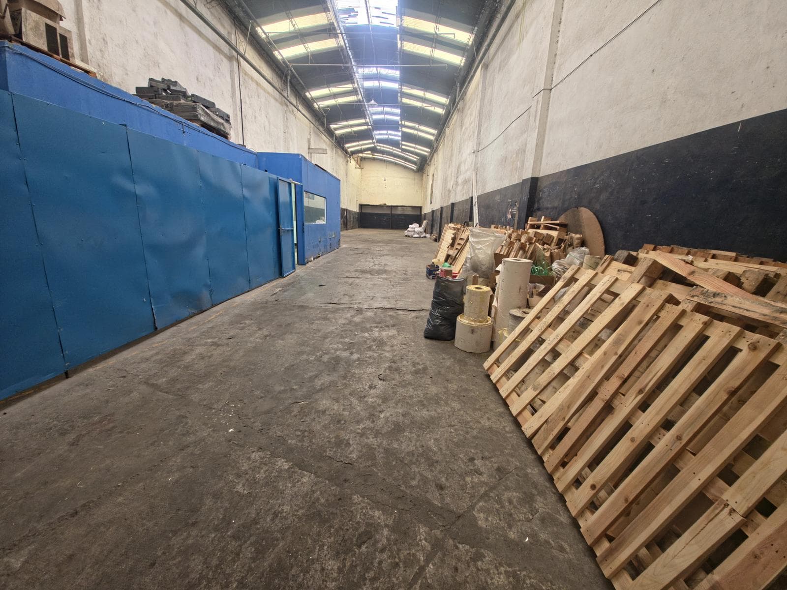 GALPÓN 300m² - APTO CAMIONES - IDEAL DEPOSITO O TALLER -GERLI CENTRO - 1