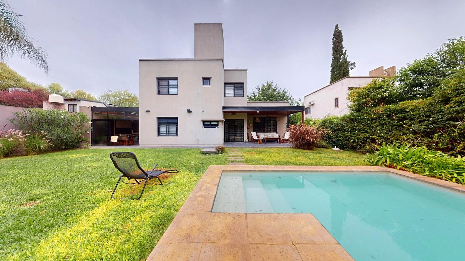 21 A entre 458 y 459 City Bell, La Plata - Casa de 3 Dormitorios con parque y pileta en VENTA - 1