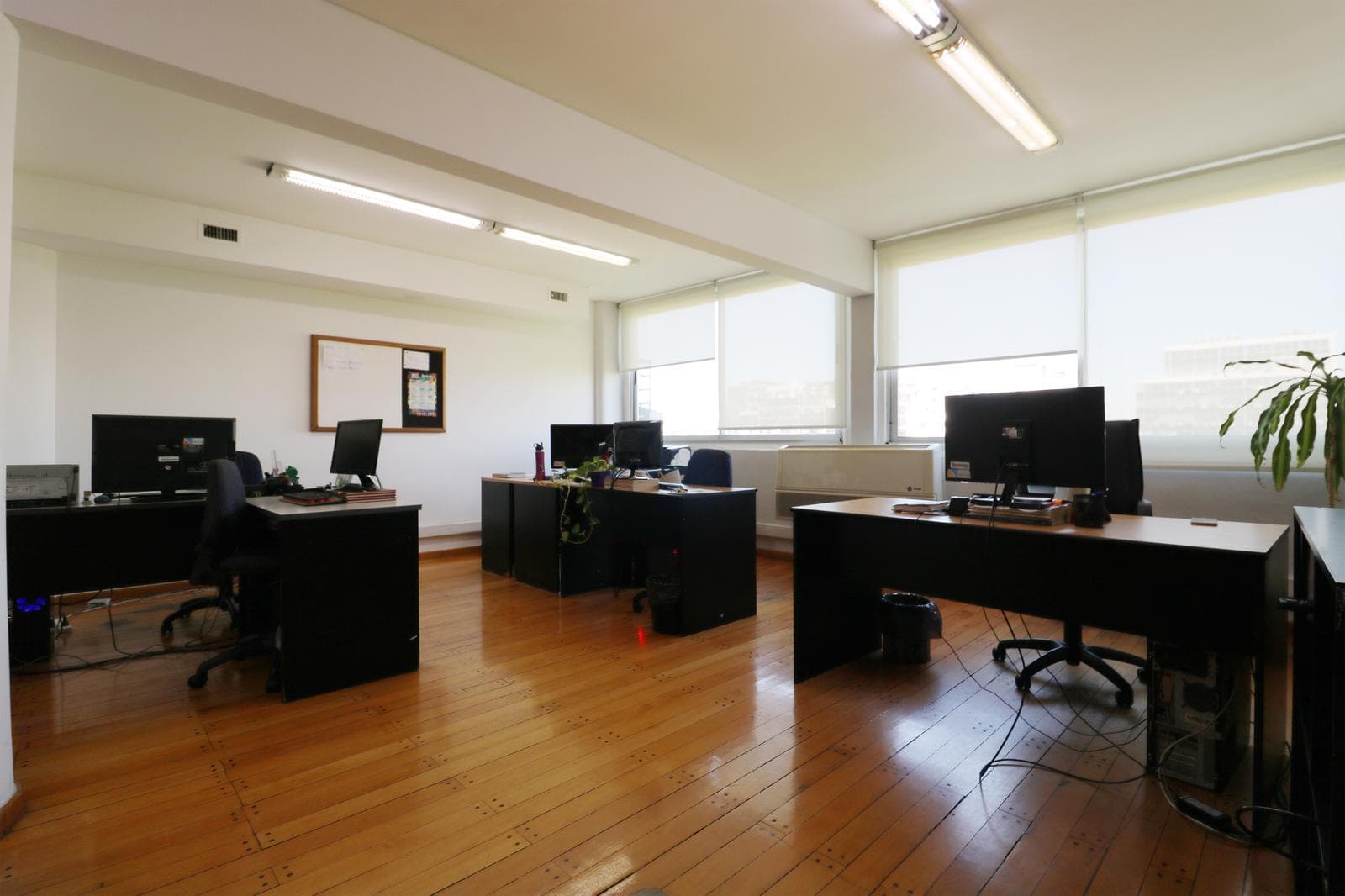 VENTA OFICINA EN MONSERRAT - PISO ALTO VISTA ABIERTA - LUMINOSA - APTO CREDITO - PERMUTA - 1