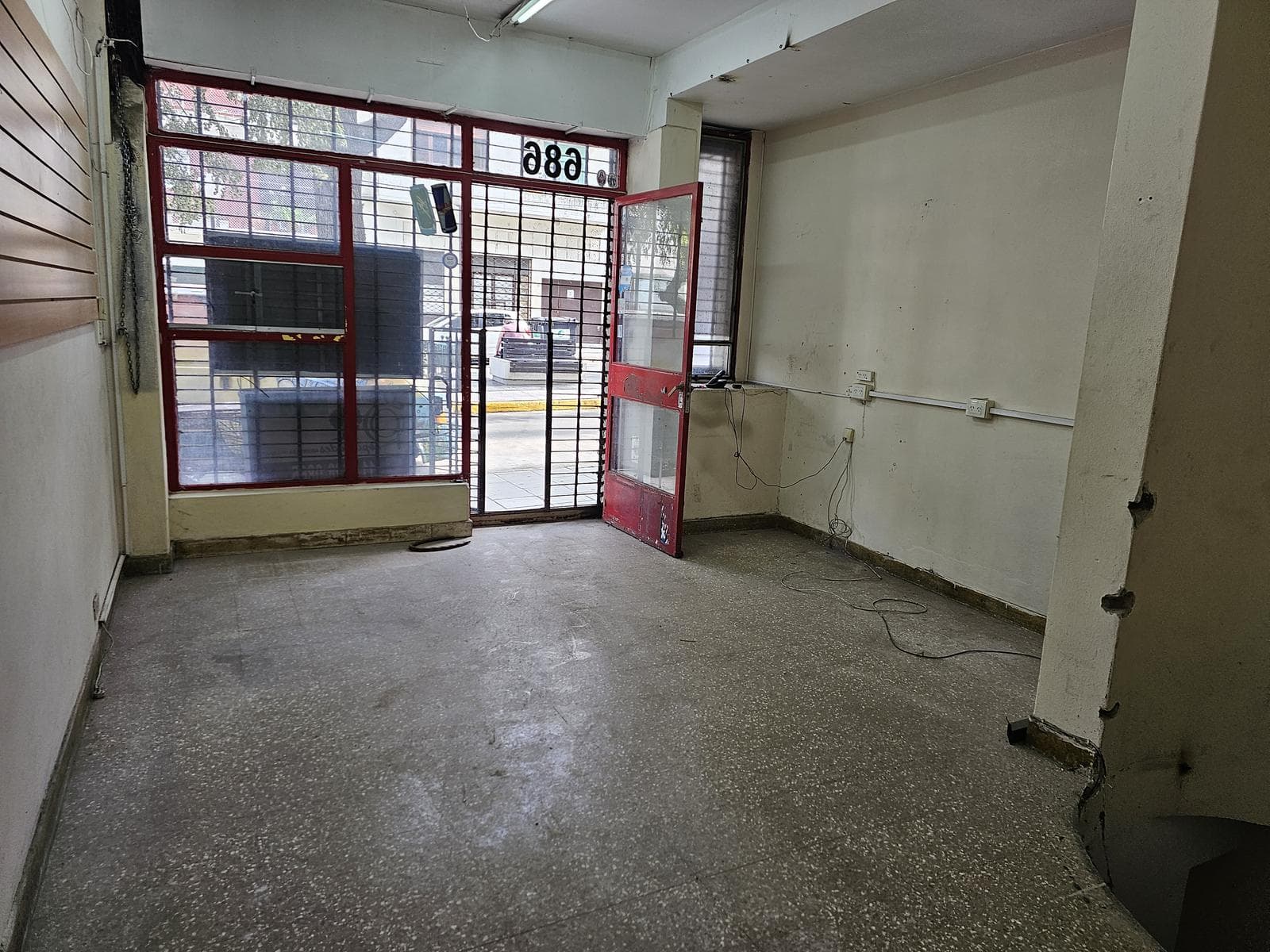 Local Comercial en Centro de La Lucila: 25m² Sótano de 20m²- En venta. - 1