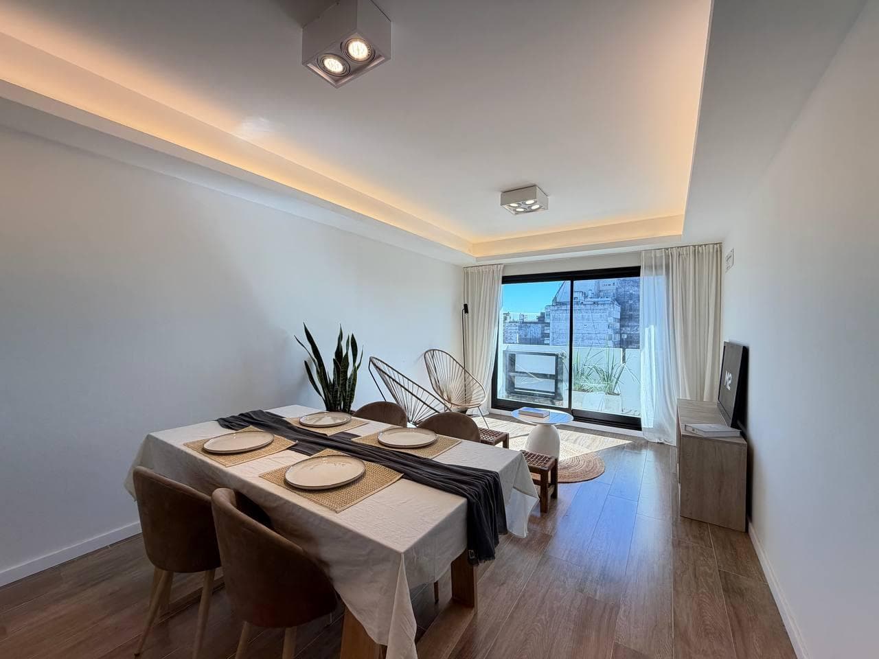 Venta departamento de tres dormitorios reciclado con doble balcón en el Centro de Rosario - 1