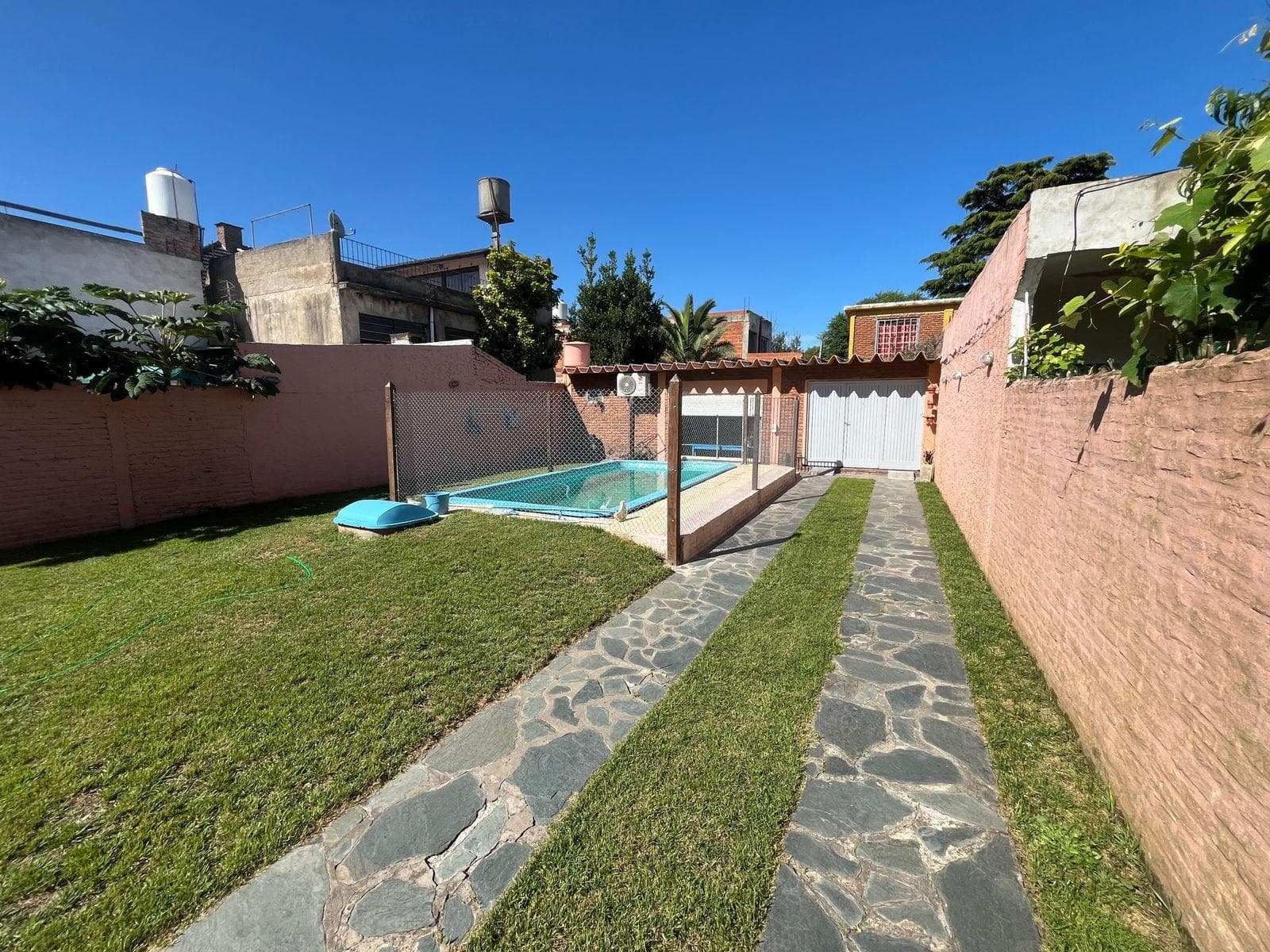 Venta casa tres ambientes jardin pileta quincho Berazategui - 1