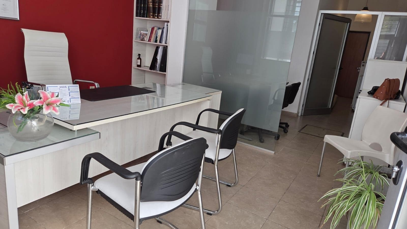 Oficina en alquiler en planta baja en Rosario - 1