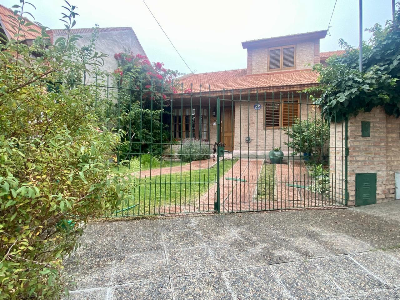 Venta casa 3 dormitorios. Barrio Santa Genoveva, Neuquen Capital - 1
