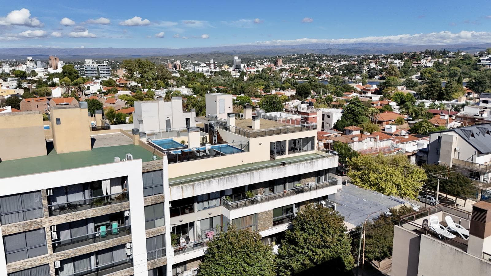 Departamento de 2 habitaciones, 2 baños y balcón amplio | Villa Carlos Paz - 1